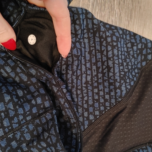 Lululemon crops with mesh size 4 - Picture 3 of 3